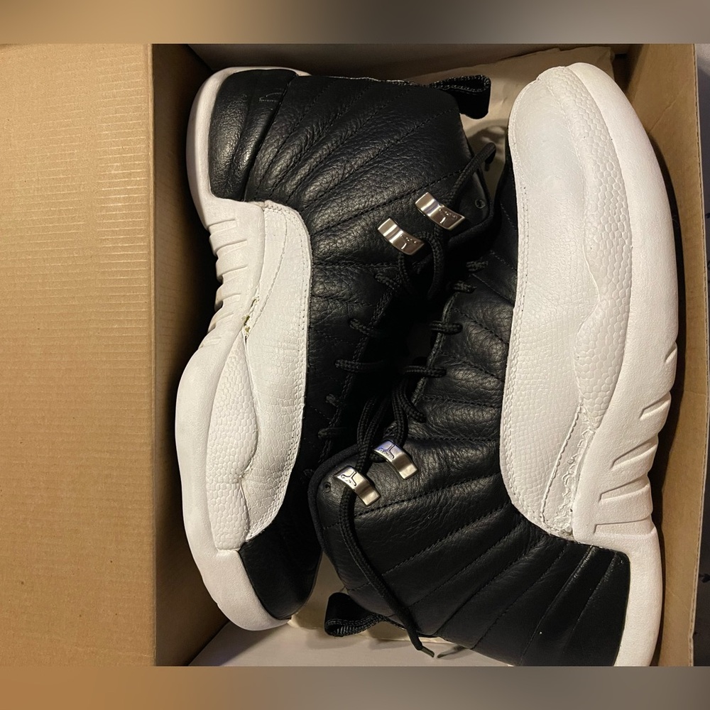Jordan 12 retro size 9 men’s